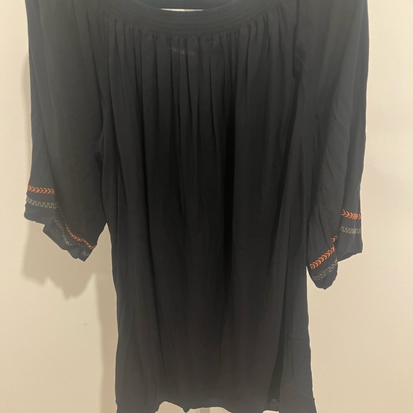 Chelsea & Theodore Women's Top. Black With Embroidery Women's Size 2X /78 retail - Picture 5 of 6